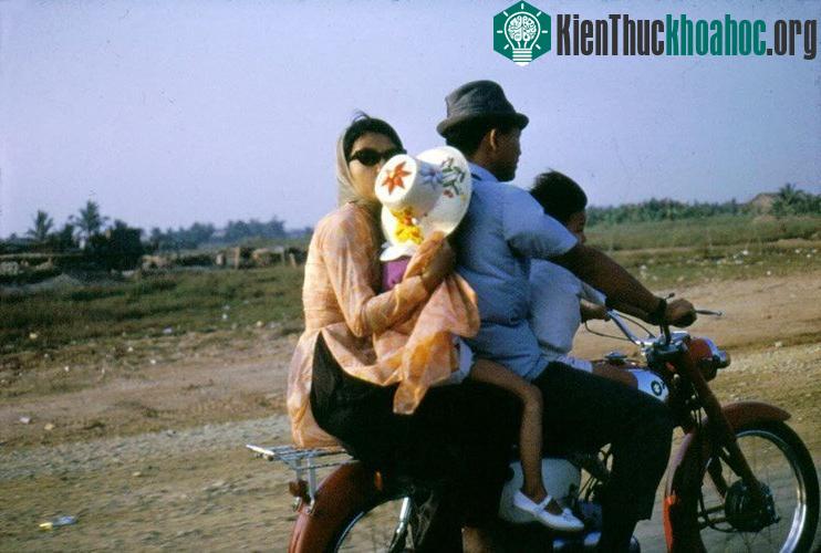 Một gia đình trên xe Honda.