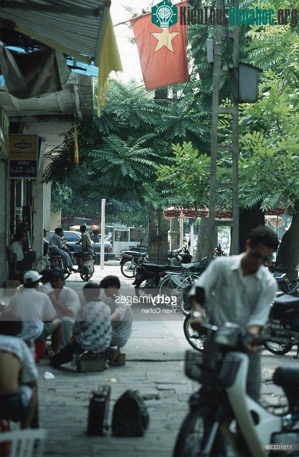 Vỉa hè là nơi diễn ra rất nhiều hoạt động của người dân.