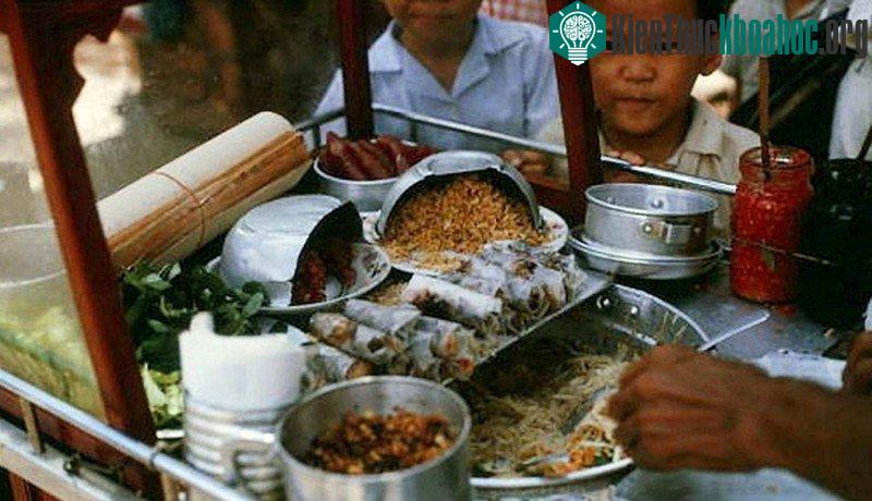 Hàng bò bía luôn hấp dẫn với trẻ thơ.