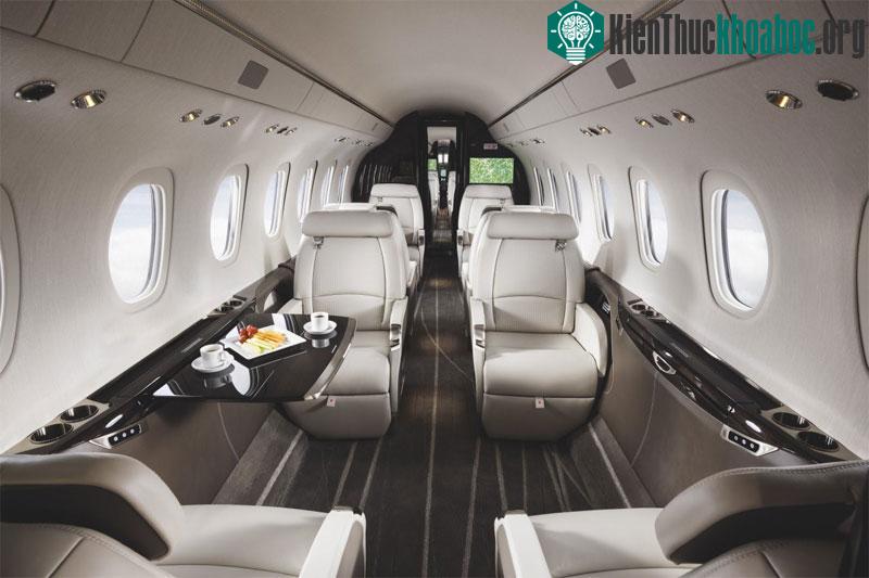 Khu vực cabin máy bay có nhiều tiện nghi như máy pha cà phê, lò vi sóng và khu để hành lý.