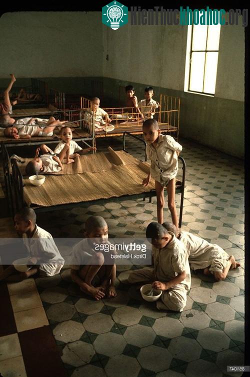 Trẻ mồ côi trong một trại trẻ ở TP HCM, Việt Nam năm 1980.