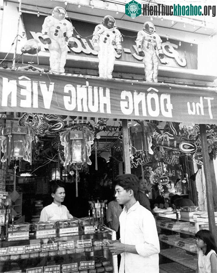 Bánh Trung Thu Đông Hưng Viên nổi tiếng Sài Gòn, ảnh chụp trước 1975.