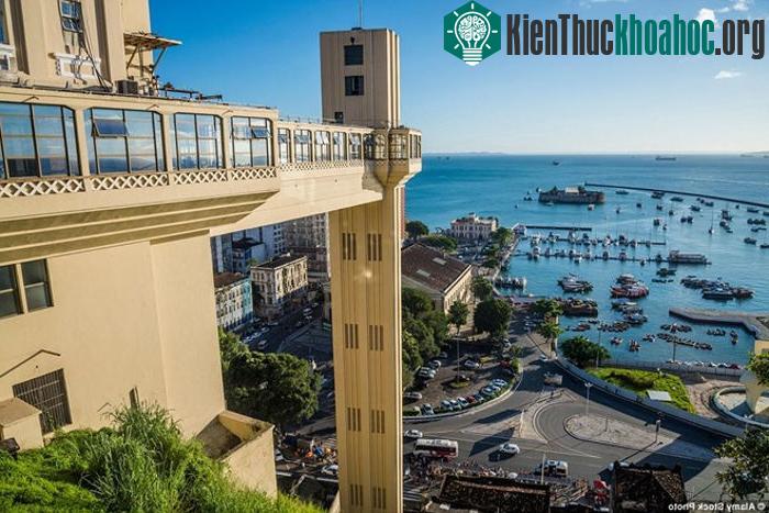 Thang máy được xây dựng năm 1873 và nhanh chóng trở thành điểm tham quan hút khách của bang Bahia. Ngày nay, thang vẫn hoạt động, với 4 buồng phục vụ ...