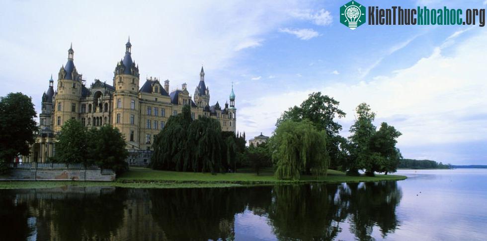 Lâu đài Schloss Schwerin ở Đức, lâu đài được xây dựng trên 1 hồ nước