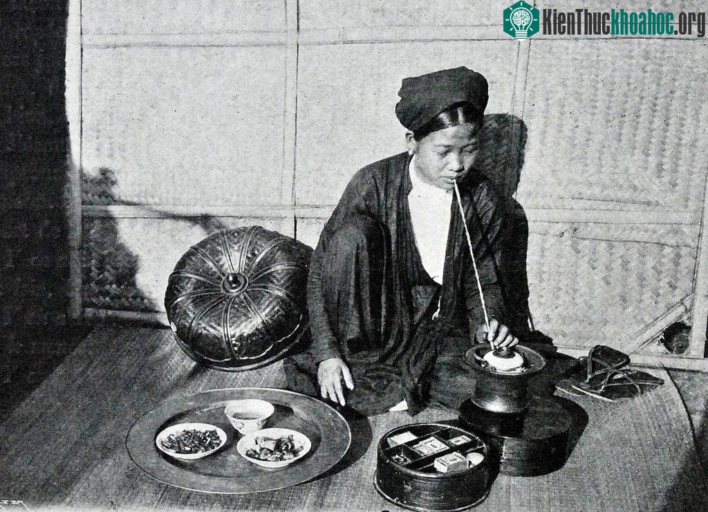 Một cô ả đào hút tẩu trong lúc rảnh rỗi.