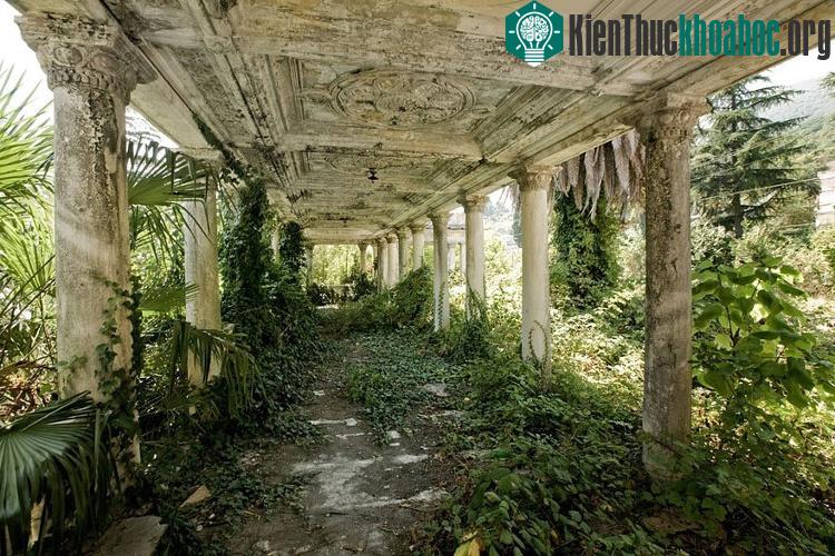 Nhà ga đường sắt cũ tại Abkhazia.