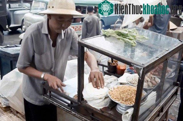 Những xe bò bía với nguyên liệu đơn giản luôn đắt khách.