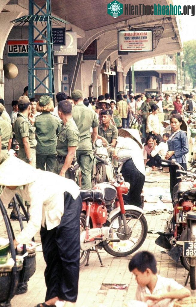 Hè phố Lê Lợi phía trước Thương xá Tax.