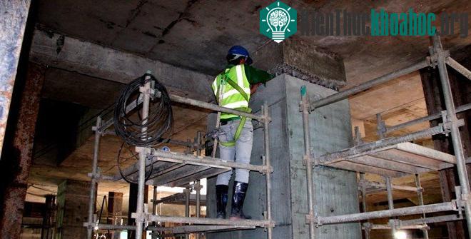 Một công nhân đang kiểm tra lại cọc bê tông mới đổ.
