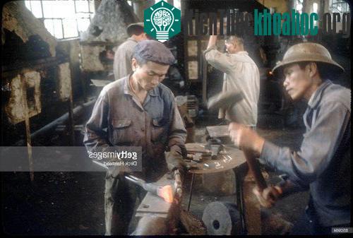 Công nhân trong một nhà máy cơ khí từng bị bom Mỹ phá hủy ở Vinh.