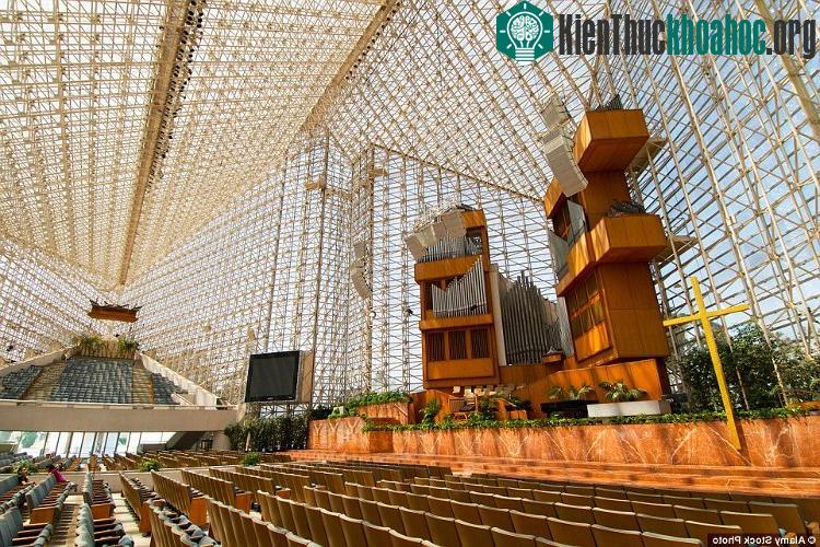 Kiến trúc thánh đường tạo hiệu ứng pha lê khi nhìn lên từ bên trong.
