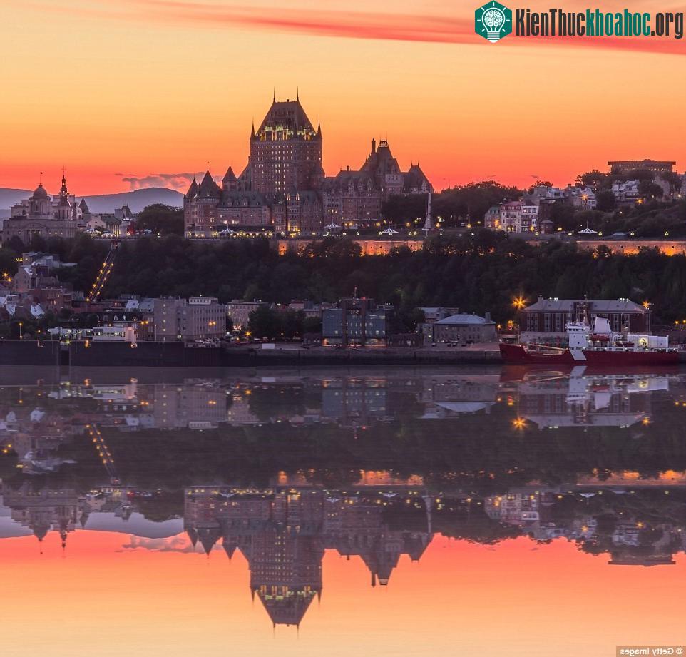 Thành phố Québec ở Montreal, Canada, có những công trình kiến trúc hàng trăm năm tuổi, tạo khung cảnh như truyện cổ tích khi hoàng hôn buông xuống và ...