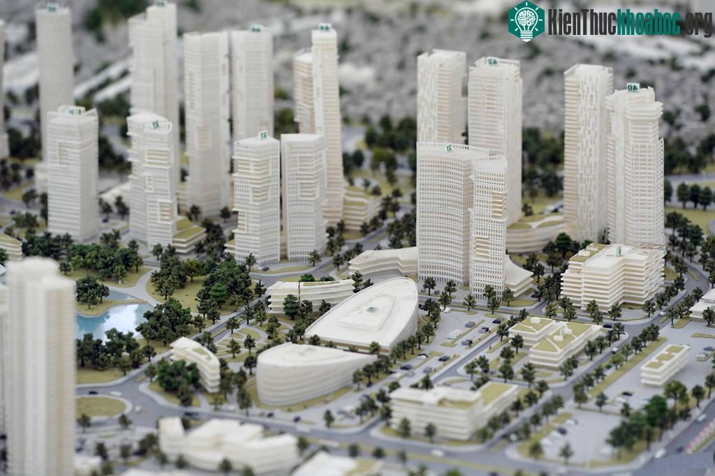 Bộ mặt đô thị mới, hiện đại gắn với các trung tâm tài chính, triển lãm, văn hoá, thương mại... có hệ thống hạ tầng đồng bộ gắn với tuyến trục; trở thà...