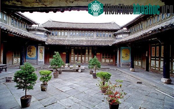 Ngôi nhà truyền thống của người Bạch thường có 3 gian: một gian chính giữa và hai buồng bên. Đối diện gian chính có tường gọi là "tường ánh sáng&...