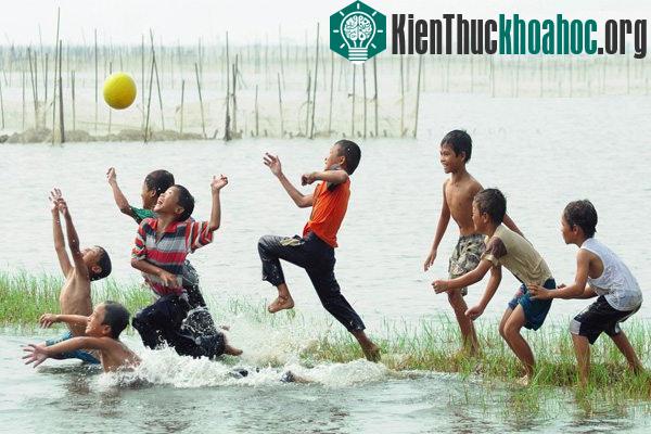 Chơi bóng nước sau mỗi buổi chiều chăn trâu.