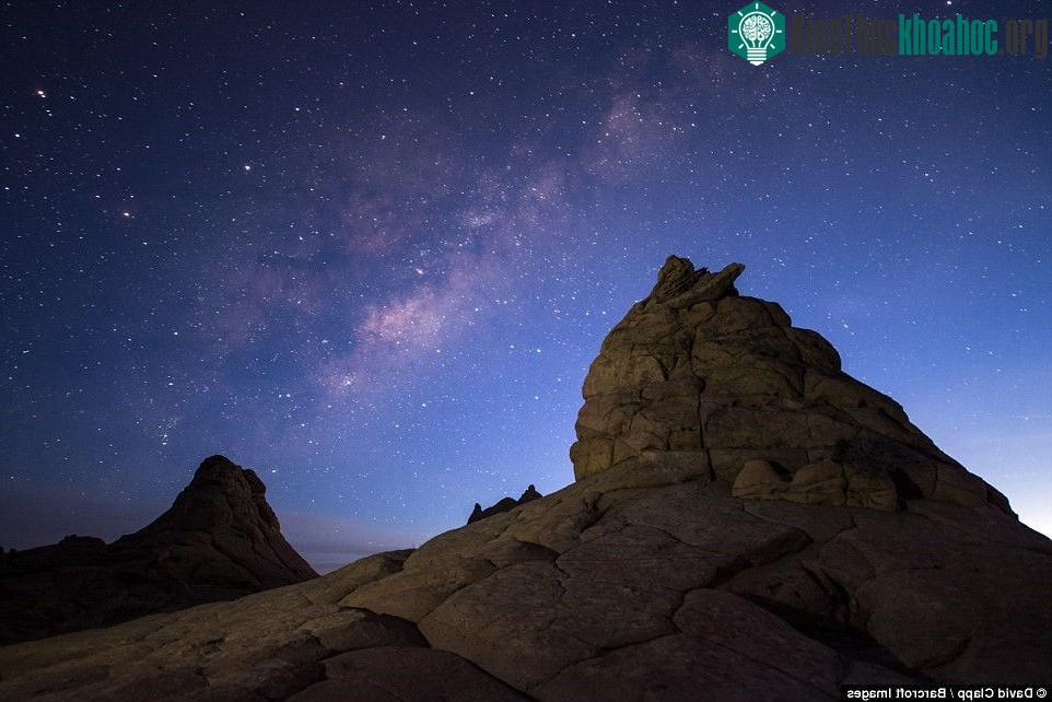 Khu sa thạch nổi bật trên nền dải ngân hà ở Nam Coyote Buttes, Kanab, Utah.