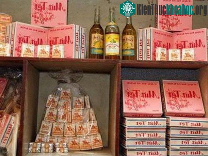 Chỉ một chút mứt thập cẩm, đựng trong hộp bìa mỏng manh nhưng cũng đủ để mọi người cảm nhận không khí Tết đang về với từng nhà.