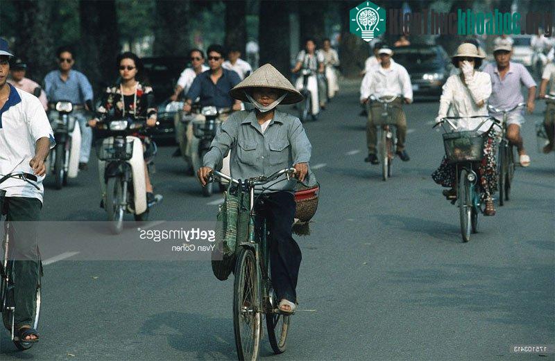 Xe đạp và xe máy cùng nhau trên đường.