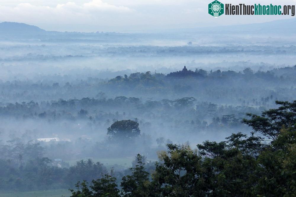 Người ta tin rằng ngôi đền tháp đã bị chôn vùi sau vụ phun trào lớn của núi lửa Merapi tại vùng này vào thế kỷ thứ 14.