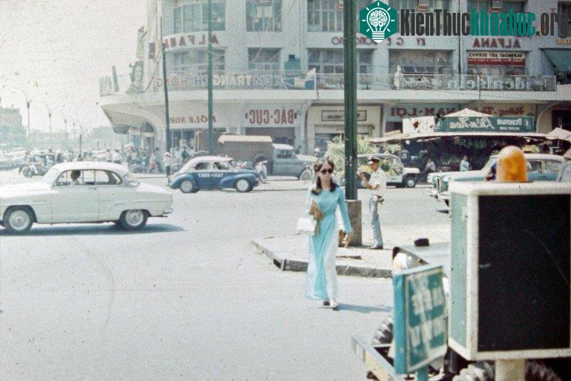 Khách đến với Thương xá Tax đa phần là giới trung lưu và thượng lưu của Sài Gòn thời đó.