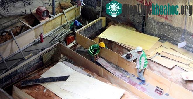 Các công nhân đang gấp rút thi công