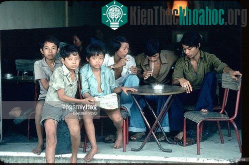 Tại một quán cà phê vỉa hè ở TP HCM.