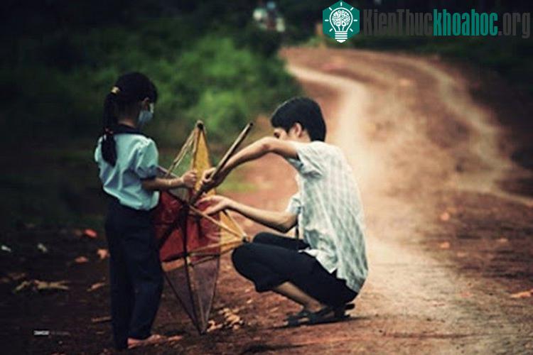 Anh sửa lồng đèn cho em, hình ảnh không thể quên với tuổi thơ 8x trở về trước.