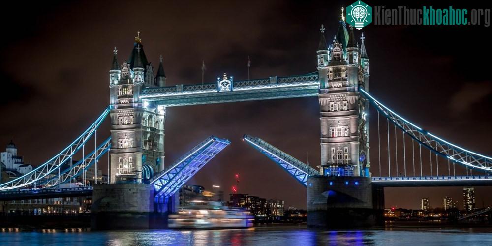 Cầu Tower nổi tiếng ở London (Anh) giống như một lâu đài nổi trên sông Thames.