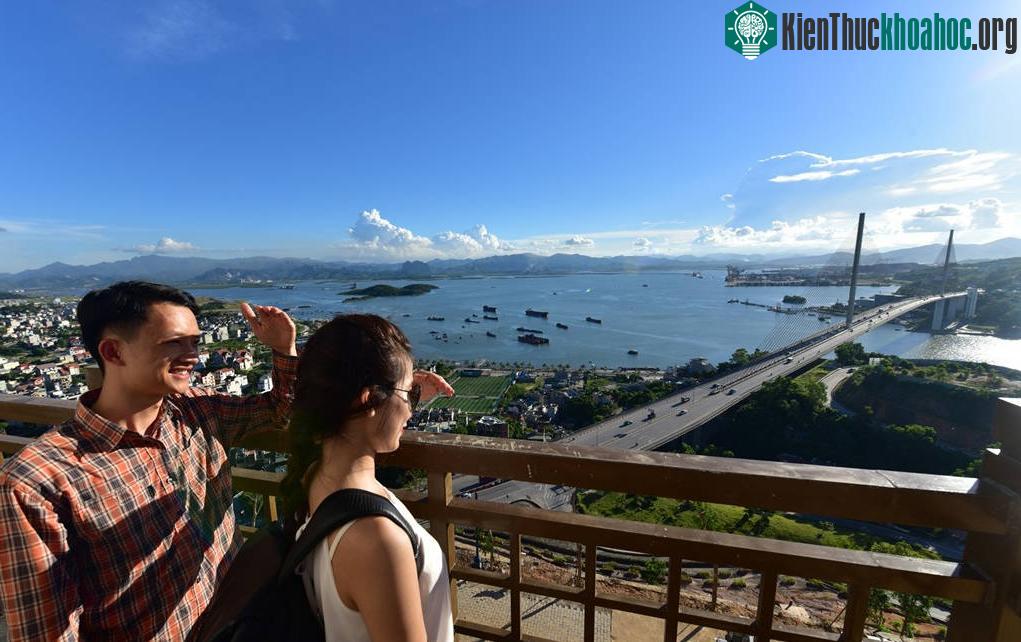 Sau khi lên tới đỉnh đồi Ba Đèo, hành khách có thể phóng tầm mắt nhìn trọn vẹn cầu Bãi Cháy, cảng Cái Lân, Hòn Gai và thành phố Hạ Long phía bên kia b...