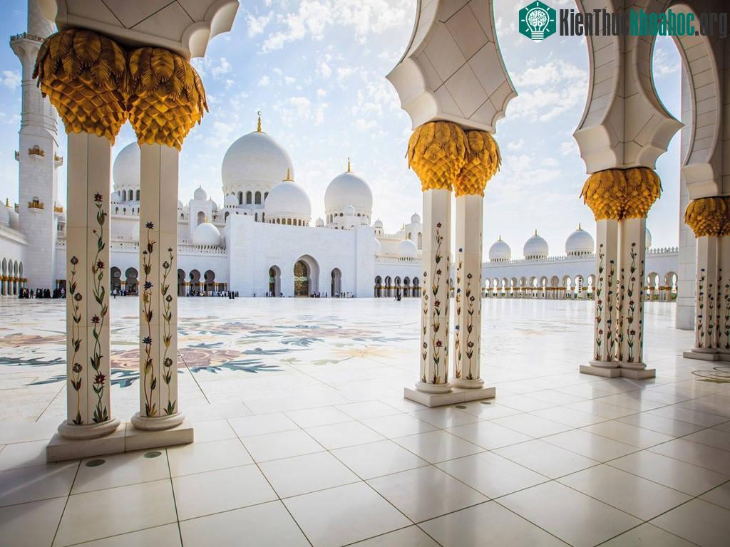 Nhà thờ Sheikh Zayed, Abu Dhabi, Các tiểu vương quốc Ả Rập thống nhất: Màu trắng lộng lẫy của nhà thờ nổi bật trên nền trời xanh thẳm của Abu Dhabi. Đ...