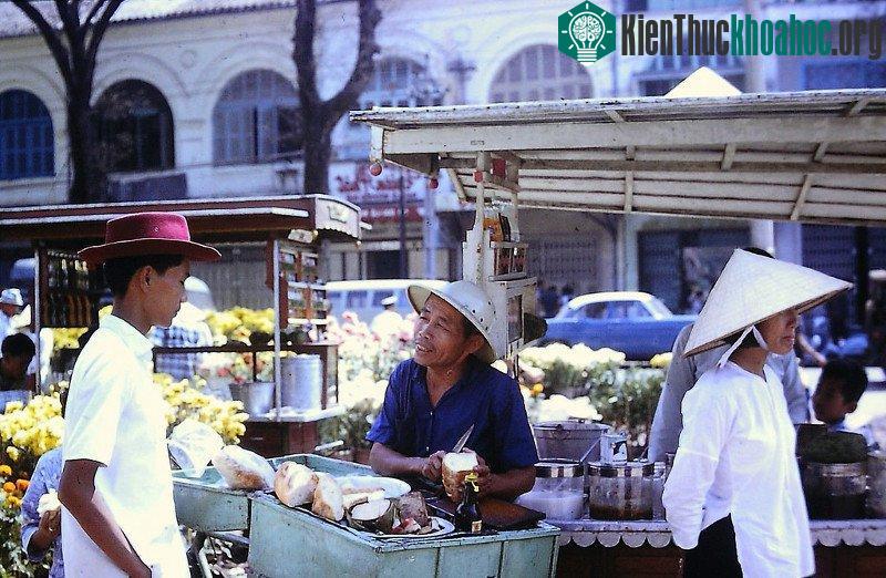 Xe bánh mì chả ở chợ hoa Tết, trên đường Nguyễn Huệ.