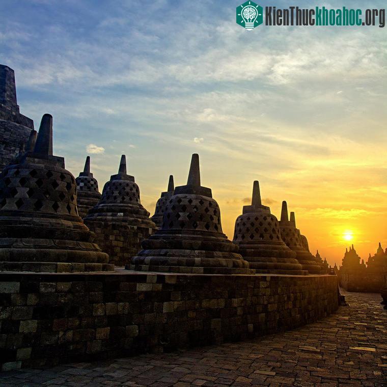 Đây có thể là một điều may mắn, khi tro bụi đã phủ kín Borobudur, giúp hạn chế sự hủy hoại của thời gian và con người.