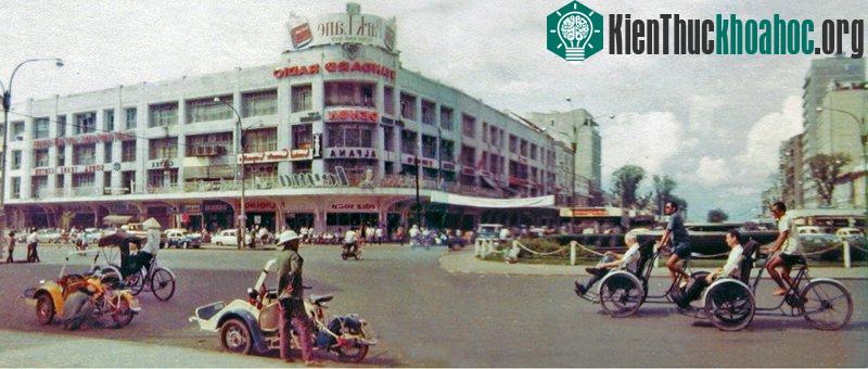 Những chiếc xích lô máy sơn nhiều màu sắc chờ khách trước khu thương xá.
