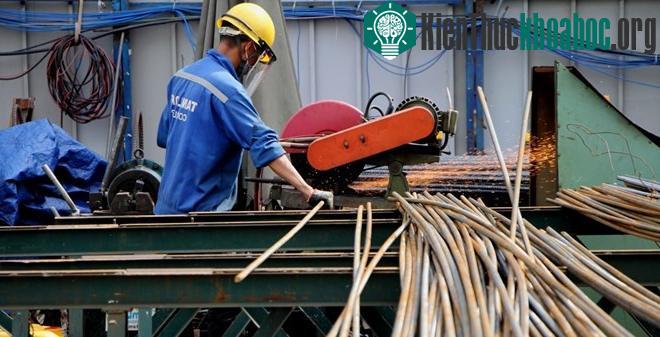 Không khí thi công rất khẩn trương cả dưới và trên công trình.
