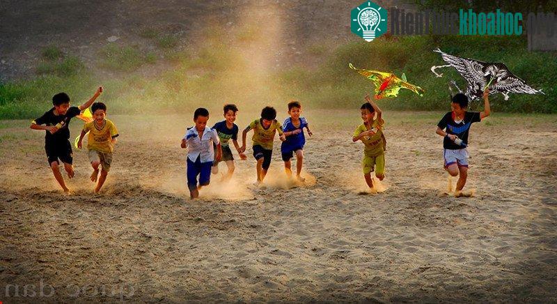 Những ngày thả diều trên triền đê lộng gió
