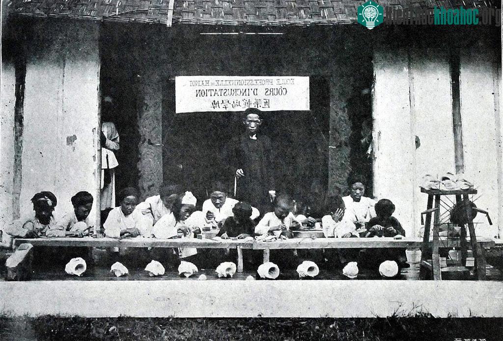 Dạy nghề điêu khắc.