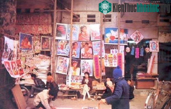 Tranh Tết, lịch Tết, câu đối Tết bày bán ở vỉa hè dành cho khách mua về treo hay làm quà cho gia đình.