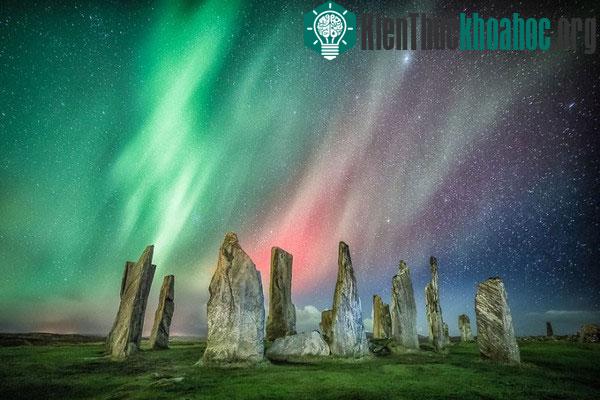 18. Cực quang phía trên những hòn đá đứng Callanish nổi tiếng, đảo Lewis, phía tây nước Anh.