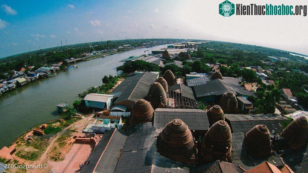 Một góc bên sông thuộc thành phố Sa Đéc (Đồng Tháp).
