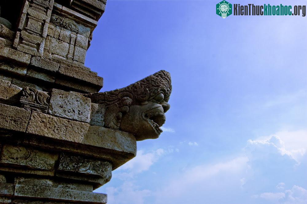 Sau đó, chính quyền thuộc địa đã cho dân địa phương khai quật Borobudur, và sự kì vĩ của công trình khi hiện lộ đã khiến tất cả những người chứng kiến...
