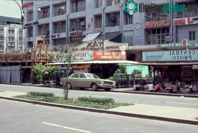 Các cửa hàng dịch vụ ở tầng 1 của thương xá.