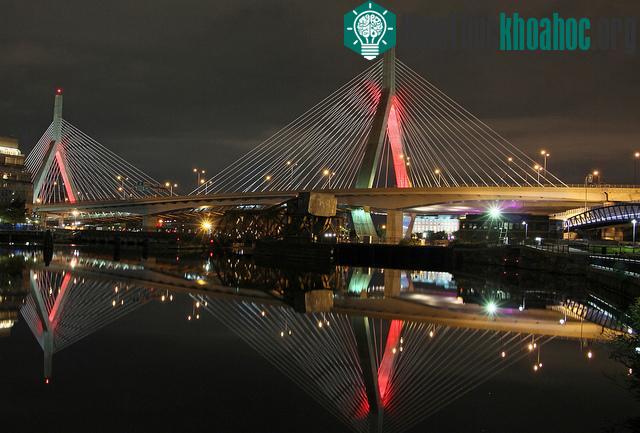 Cầu Zakim bắc qua sông Charles (Boston, Massachusetts, Mỹ) mô phỏng thiết kế của đài tưởng niệm USS Constitution và Bunker Hill.