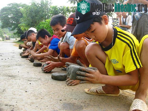 Trò pháo đất chỉ trẻ em vùng nông thôn mới hay chơi.