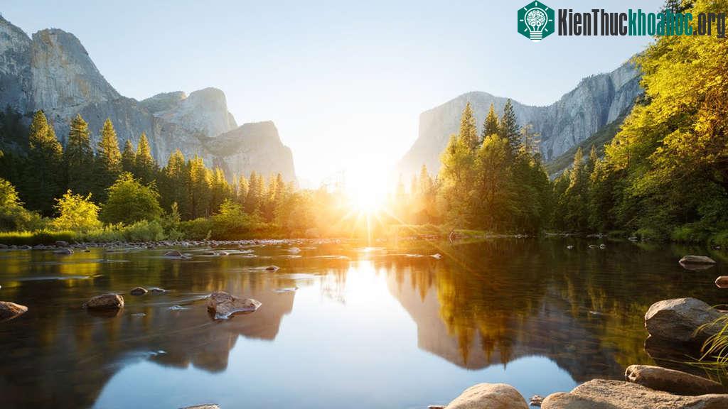 Vườn quốc gia Yosimite, California với không gian trong lành, thanh mát.