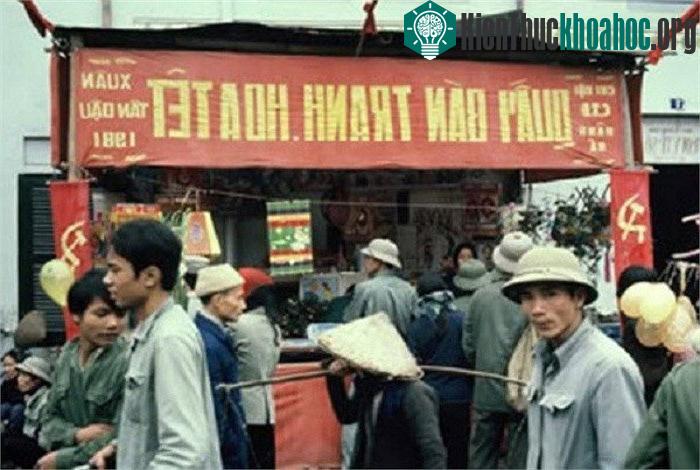Quầy bán tranh, hoa Tết...