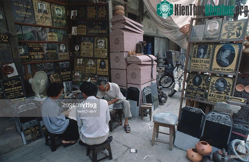 Cửa hiệu điêu khắc đá trên phố Hàng Mắm.