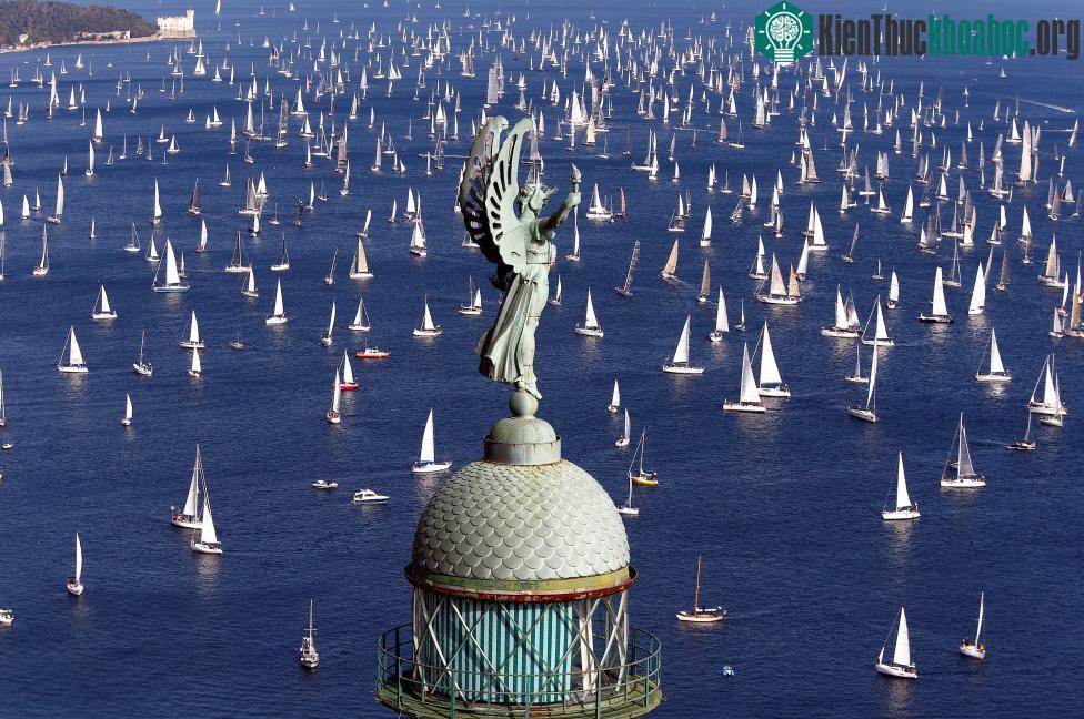 Ý: Thuyền buồm tập trung trước cuộc đua thuyền Barcolana tại bến cảng Trieste ngày 9-10