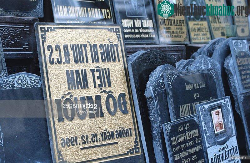 Những tấm bia đá tại cửa hiệu.