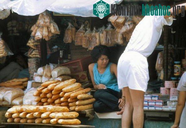 Một tiệm bán bánh ở Chợ Bình Tây.