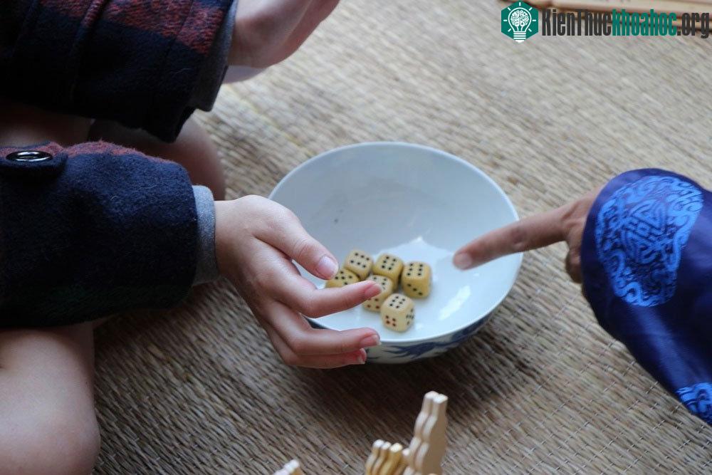 Một bộ xăm hường gồm 6 hạt xúc xắc cùng một bộ thẻ 6 loại.